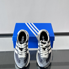 Adidas SL72 运动鞋,麂皮+尼龙鞋面,白色三条纹,,厚底侧面有"LIGHTSTRIKE+"字样。这款走 Adidas SL72 运动鞋,麂皮+尼龙鞋面,白色三条纹,,厚底侧面有"LIGHTSTRIKE+"字样。这款走