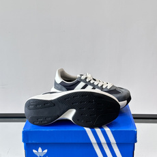 Adidas SL72 运动鞋,麂皮+尼龙鞋面,白色三条纹,,厚底侧面有"LIGHTSTRIKE+"字样。这款走 Adidas SL72 运动鞋,麂皮+尼龙鞋面,白色三条纹,,厚底侧面有"LIGHTSTRIKE+"字样。这款走
