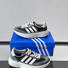 Adidas SL72 运动鞋,麂皮+尼龙鞋面,白色三条纹,,厚底侧面有"LIGHTSTRIKE+"字样。这款走 Adidas SL72 运动鞋,麂皮+尼龙鞋面,白色三条纹,,厚底侧面有"LIGHTSTRIKE+"字样。这款走