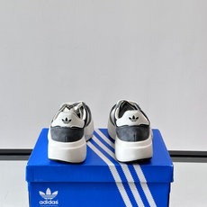 Adidas SL72 运动鞋,麂皮+尼龙鞋面,白色三条纹,,厚底侧面有"LIGHTSTRIKE+"字样。这款走 Adidas SL72 运动鞋,麂皮+尼龙鞋面,白色三条纹,,厚底侧面有"LIGHTSTRIKE+"字样。这款走