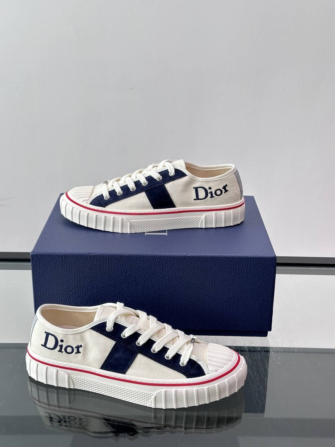 Dior HooPer 底帮运动鞋 白色帆布和海军蓝色绒面牛皮革 这款 Dior HooPer 高帮运动鞋由乔纳森·安德
