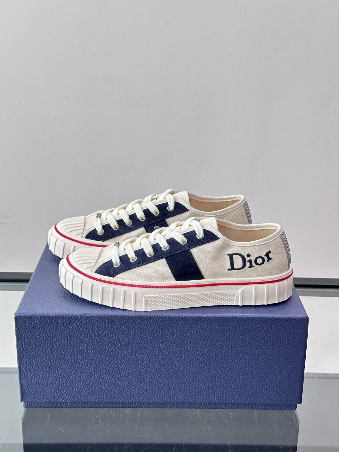 Dior HooPer 底帮运动鞋 白色帆布和海军蓝色绒面牛皮革 这款 Dior HooPer 高帮运动鞋由乔纳森·安德