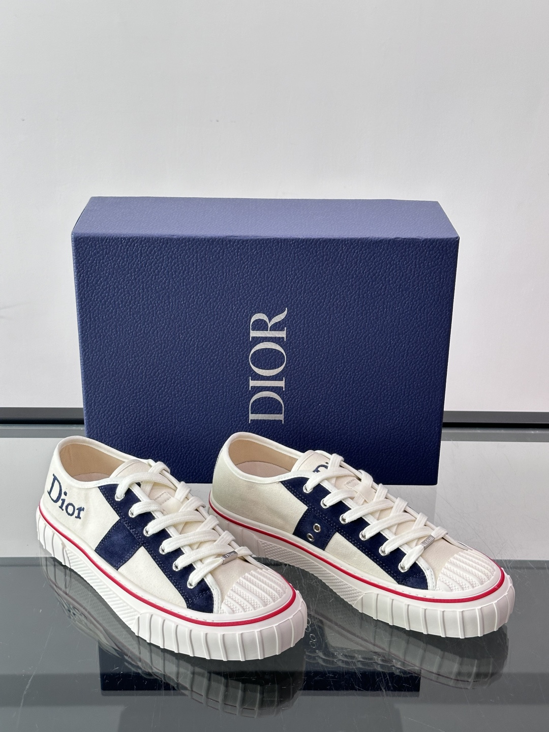 Dior HooPer 底帮运动鞋 白色帆布和海军蓝色绒面牛皮革 这款 Dior HooPer 高帮运动鞋由乔纳森·安德