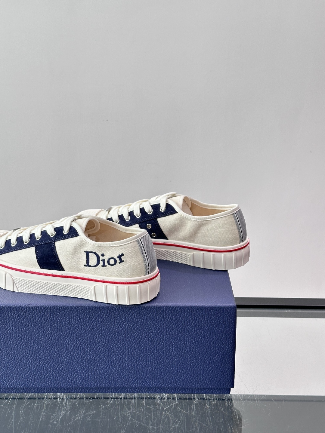 Dior HooPer 底帮运动鞋 白色帆布和海军蓝色绒面牛皮革 这款 Dior HooPer 高帮运动鞋由乔纳森·安德