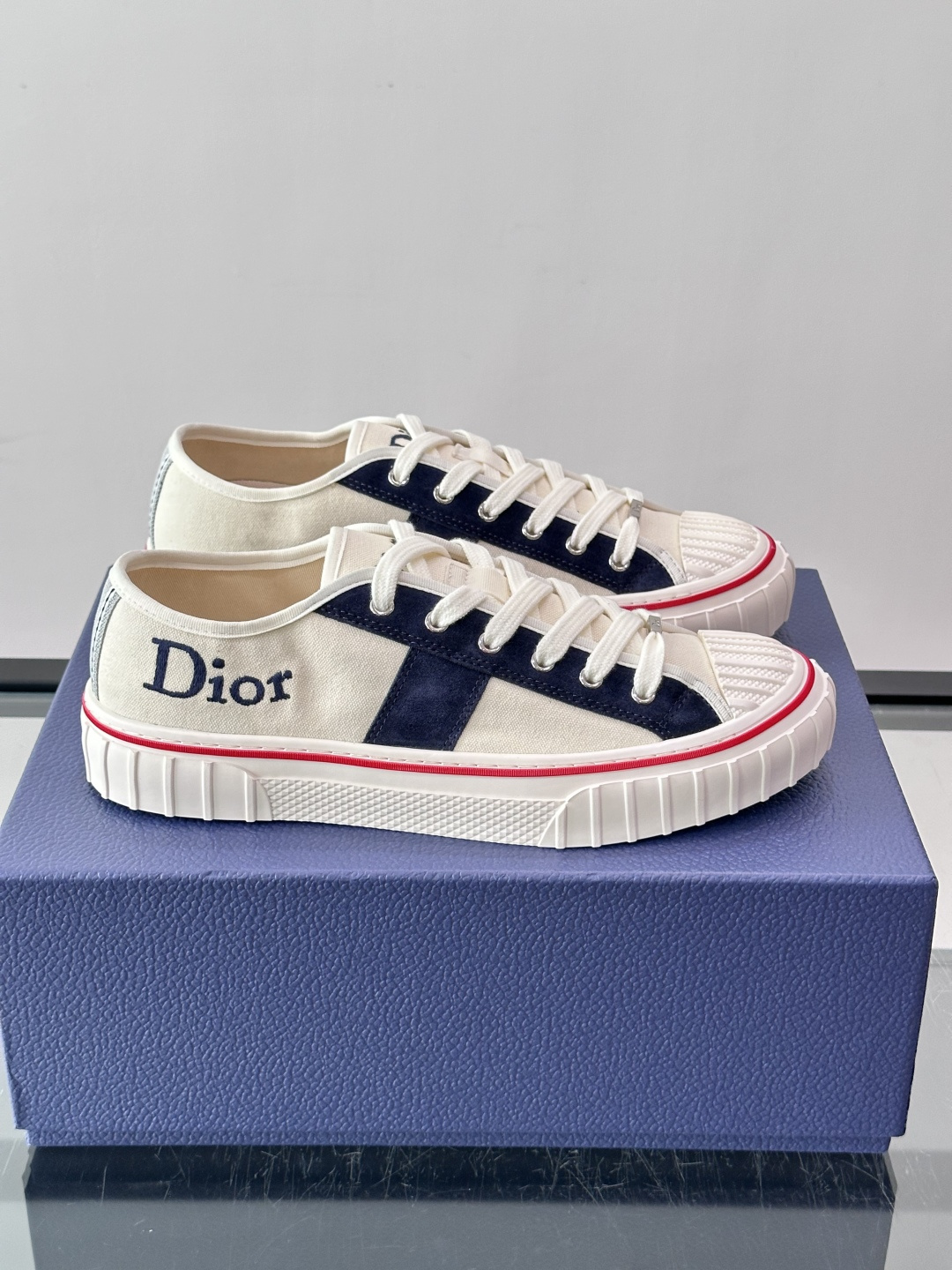 Dior HooPer 底帮运动鞋 白色帆布和海军蓝色绒面牛皮革 这款 Dior HooPer 高帮运动鞋由乔纳森·安德