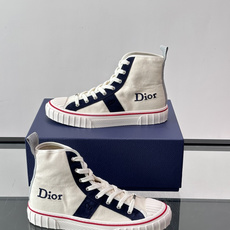 Dior HooPer 高帮运动鞋 白色帆布和海军蓝色绒面牛皮革 这款 Dior HooPer 高帮运动鞋由乔纳森·安德 Dior HooPer 高帮运动鞋 白色帆布和海军蓝色绒面牛皮革 这款 Dior HooPer 高帮运动鞋由乔纳森·安德