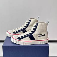 Dior HooPer 高帮运动鞋 白色帆布和海军蓝色绒面牛皮革 这款 Dior HooPer 高帮运动鞋由乔纳森·安德 Dior HooPer 高帮运动鞋 白色帆布和海军蓝色绒面牛皮革 这款 Dior HooPer 高帮运动鞋由乔纳森·安德