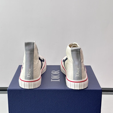 Dior HooPer 高帮运动鞋 白色帆布和海军蓝色绒面牛皮革 这款 Dior HooPer 高帮运动鞋由乔纳森·安德 Dior HooPer 高帮运动鞋 白色帆布和海军蓝色绒面牛皮革 这款 Dior HooPer 高帮运动鞋由乔纳森·安德