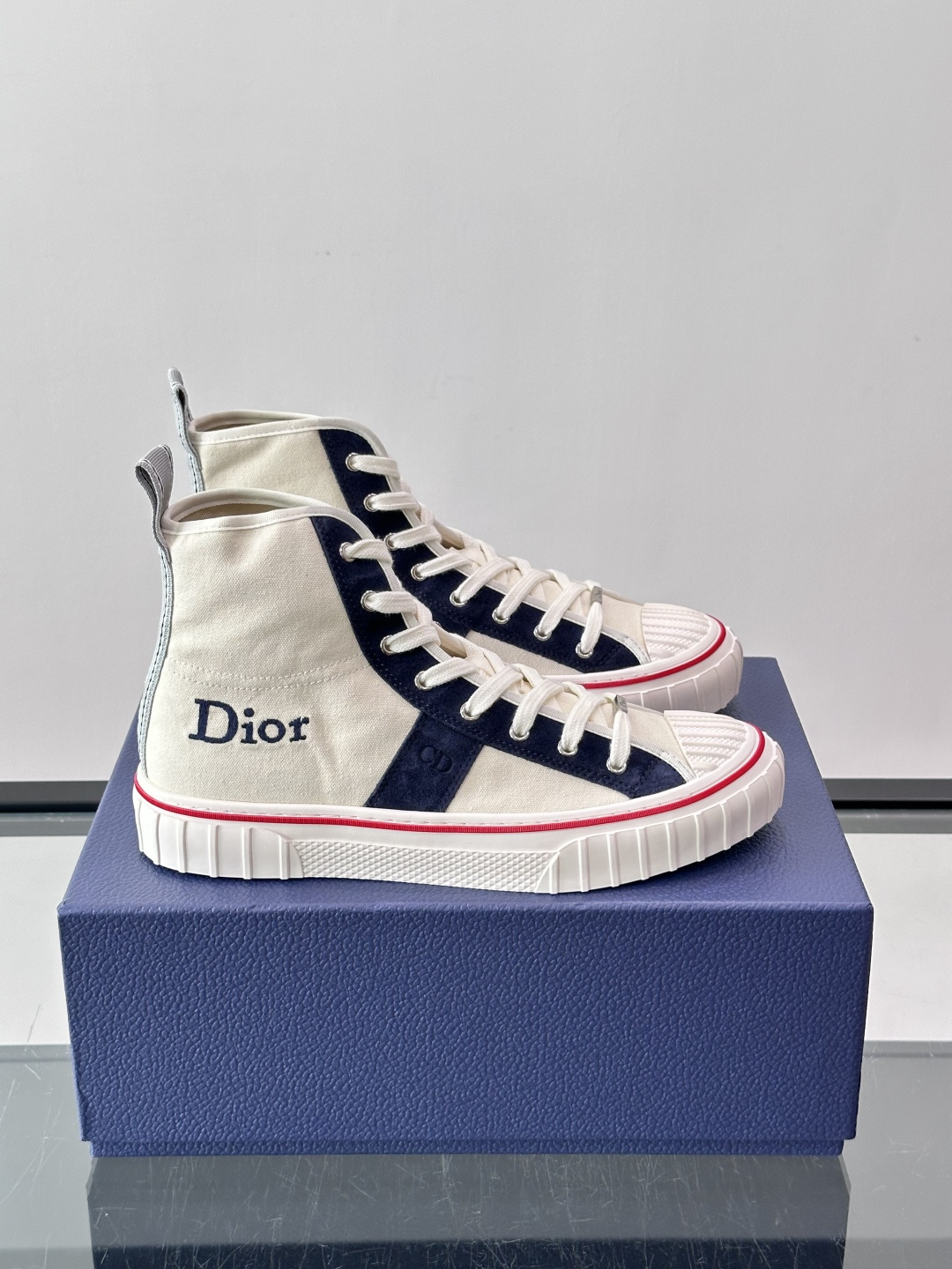 Dior HooPer 高帮运动鞋 白色帆布和海军蓝色绒面牛皮革 这款 Dior HooPer 高帮运动鞋由乔纳森·安德
