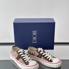 Dior HooPer 底帮运动鞋 Oblique 印花面料和黑色绒面牛皮革 这款 Dior HooPer 高帮运动鞋由 Dior HooPer 底帮运动鞋 Oblique 印花面料和黑色绒面牛皮革 这款 Dior HooPer 高帮运动鞋由