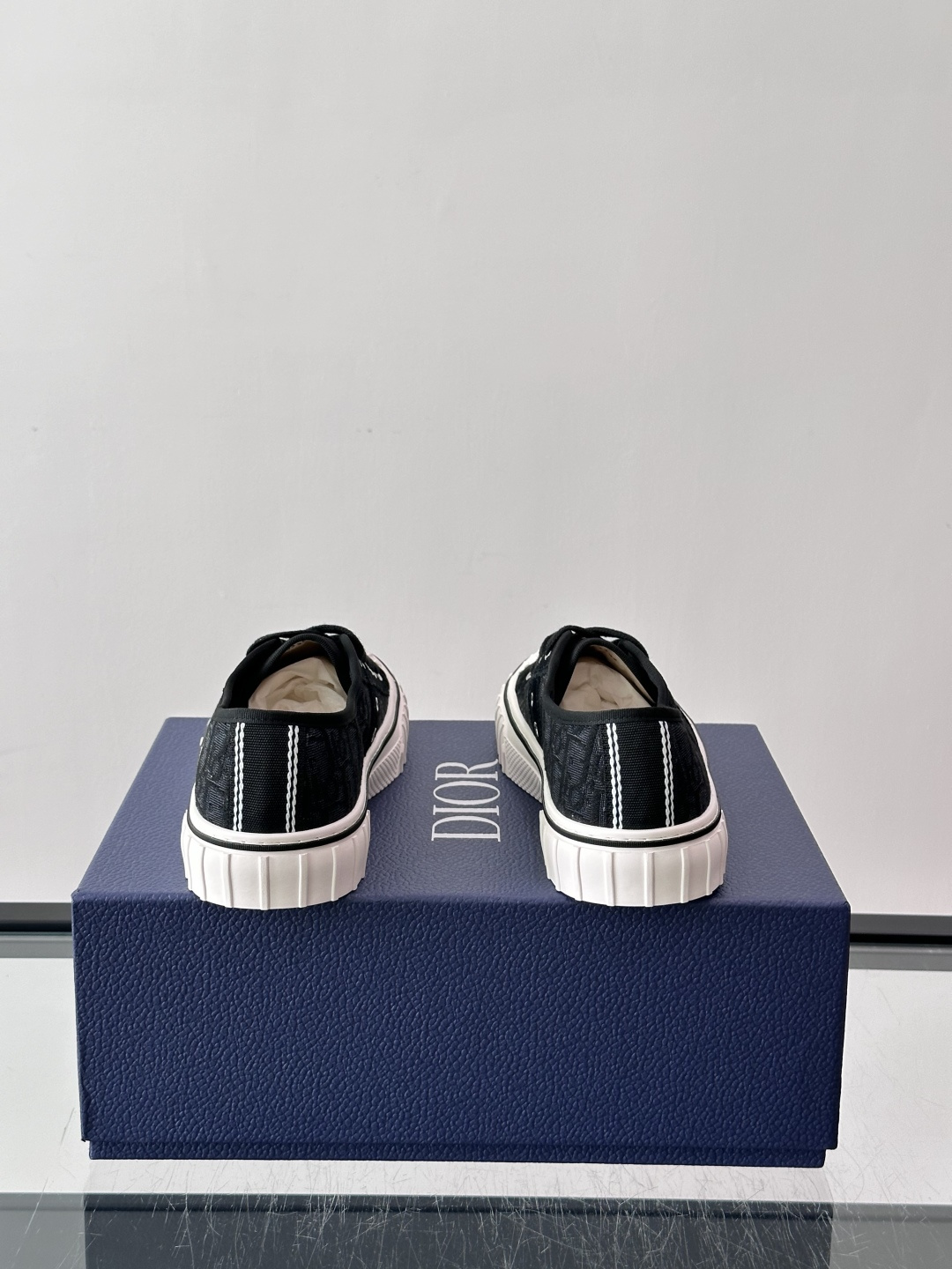 Dior HooPer 底帮运动鞋 Oblique 印花面料和黑色绒面牛皮革 这款 Dior HooPer 高帮运动鞋由