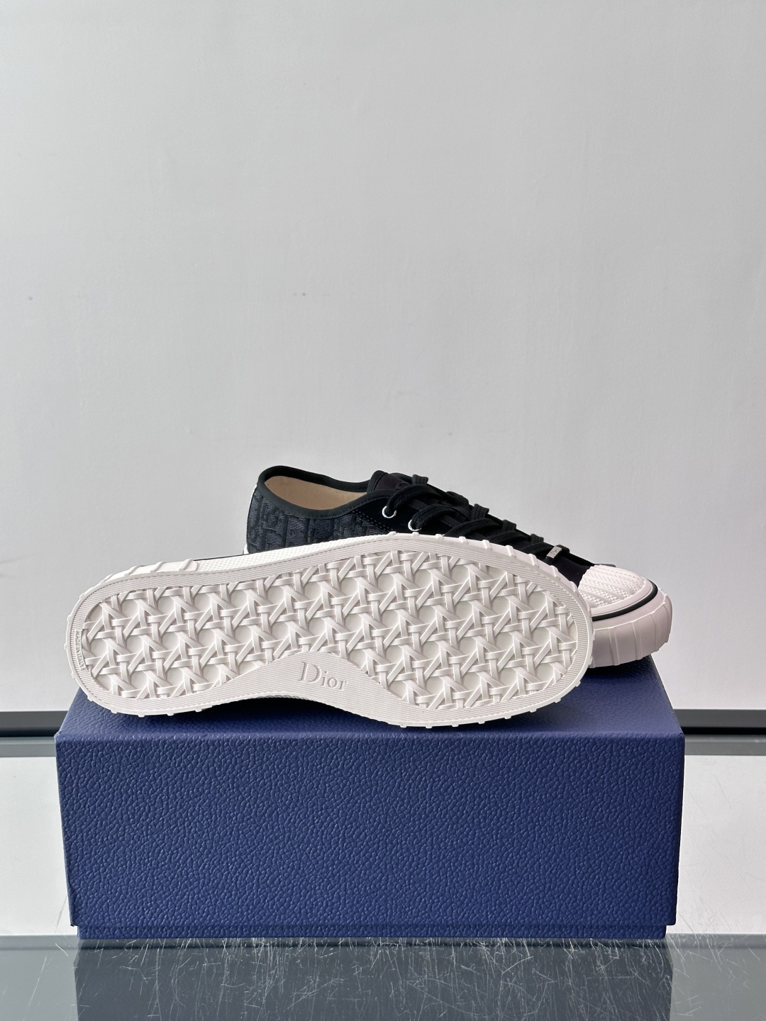 Dior HooPer 底帮运动鞋 Oblique 印花面料和黑色绒面牛皮革 这款 Dior HooPer 高帮运动鞋由