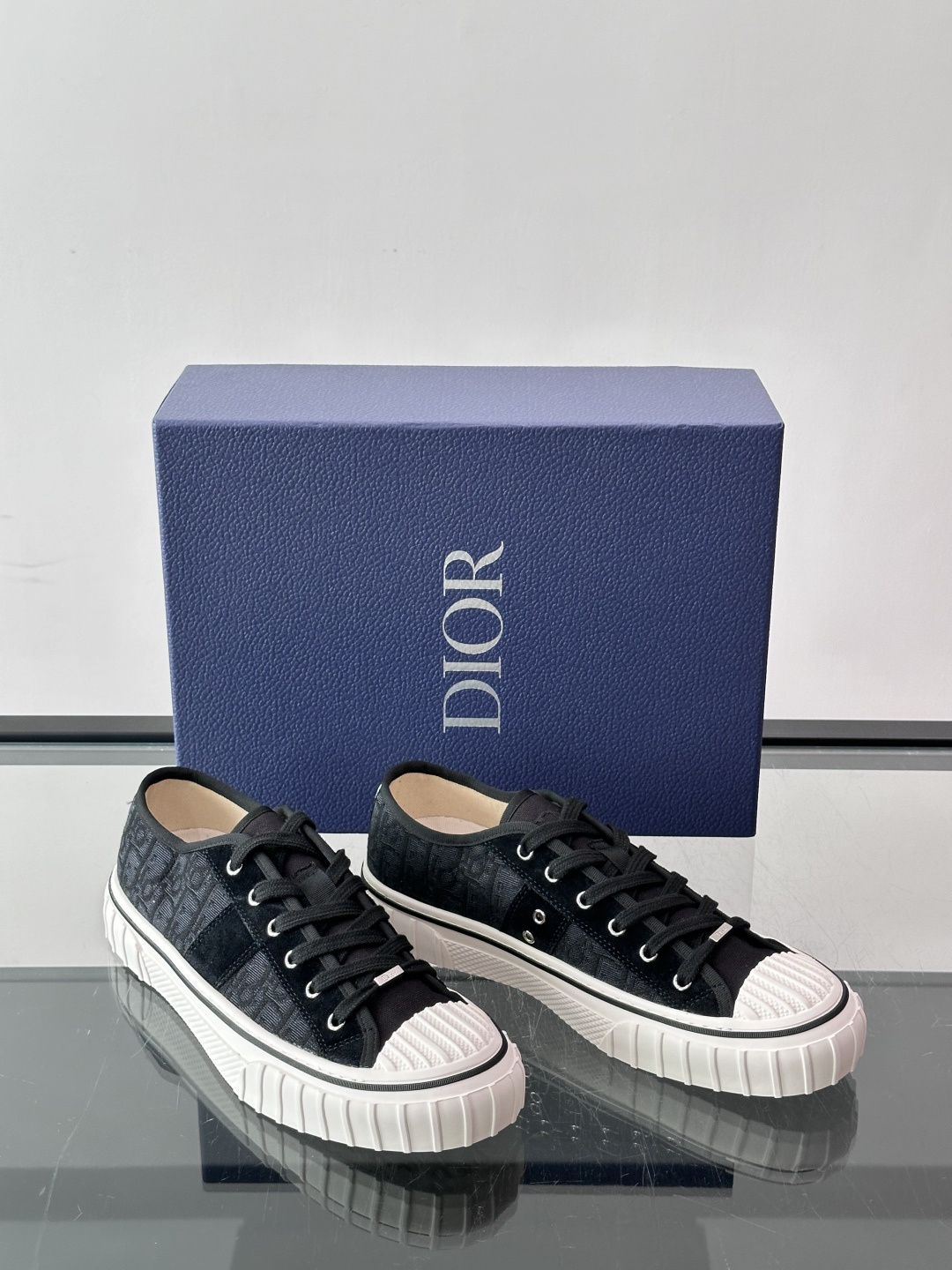 Dior HooPer 底帮运动鞋 Oblique 印花面料和黑色绒面牛皮革 这款 Dior HooPer 高帮运动鞋由