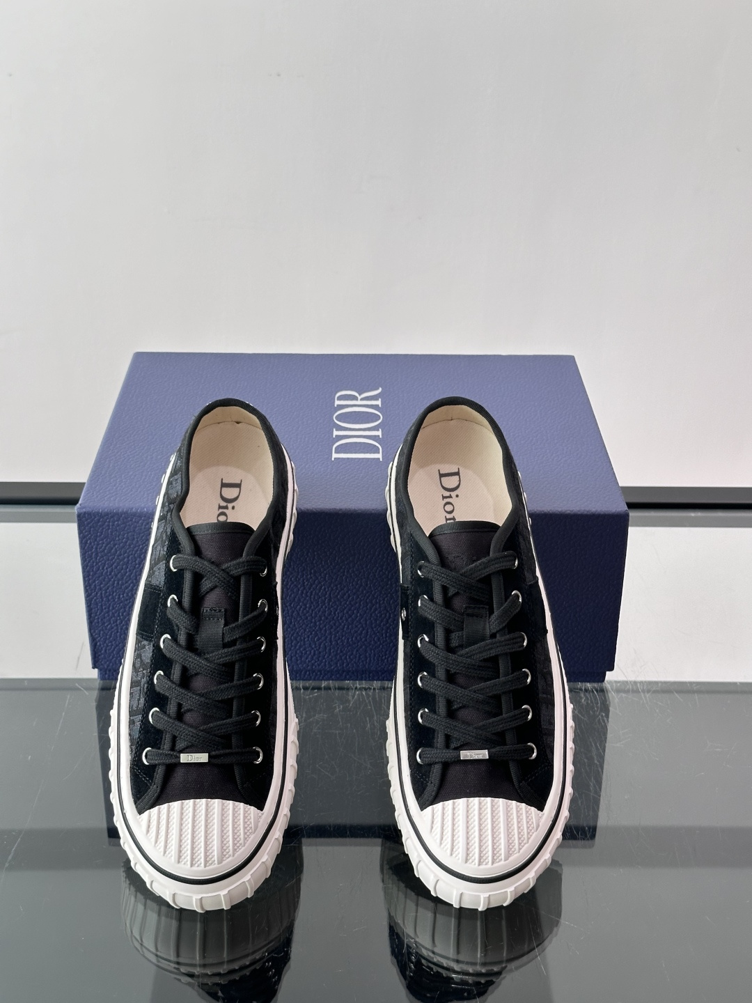 Dior HooPer 底帮运动鞋 Oblique 印花面料和黑色绒面牛皮革 这款 Dior HooPer 高帮运动鞋由