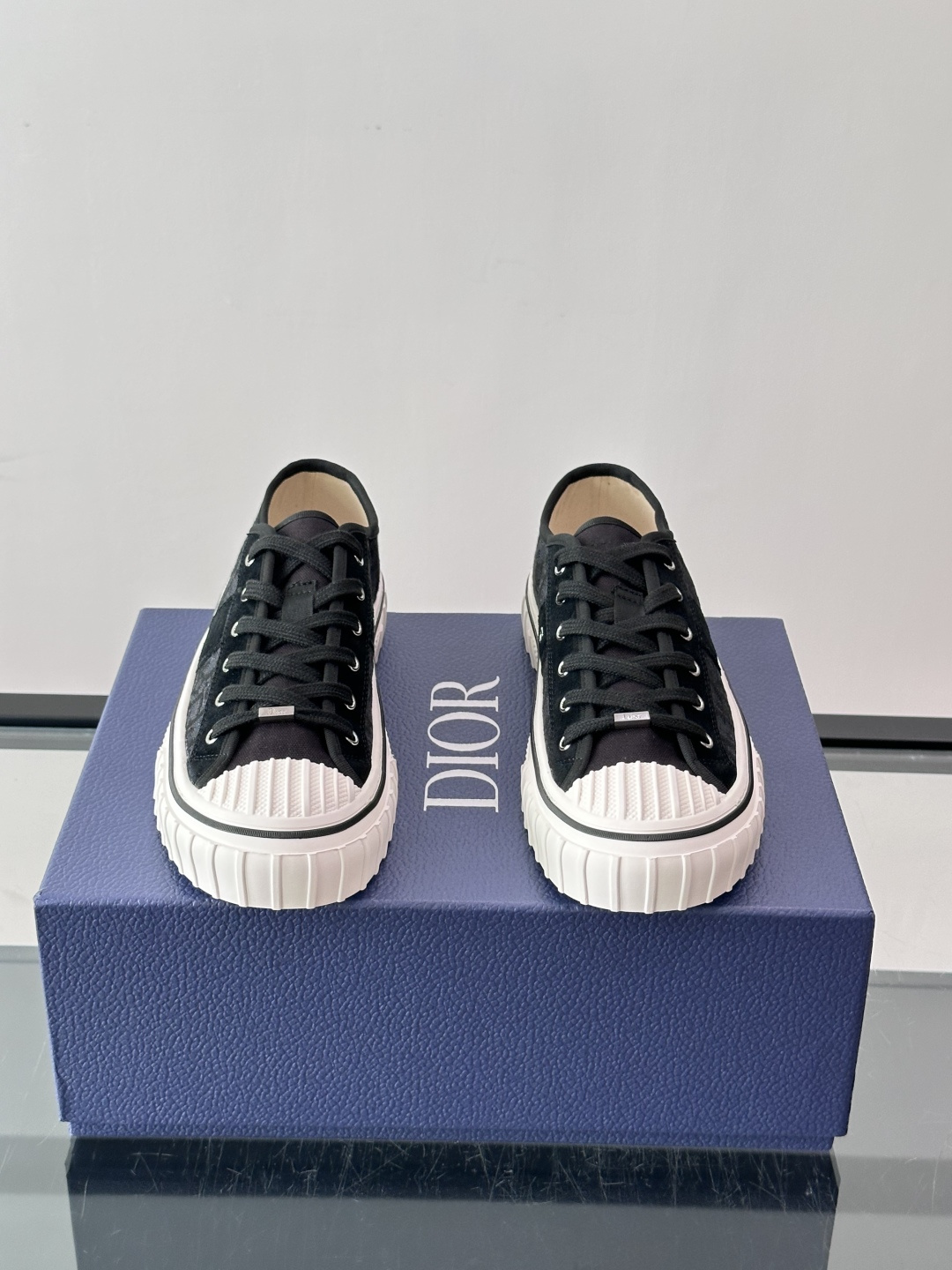 Dior HooPer 底帮运动鞋 Oblique 印花面料和黑色绒面牛皮革 这款 Dior HooPer 高帮运动鞋由