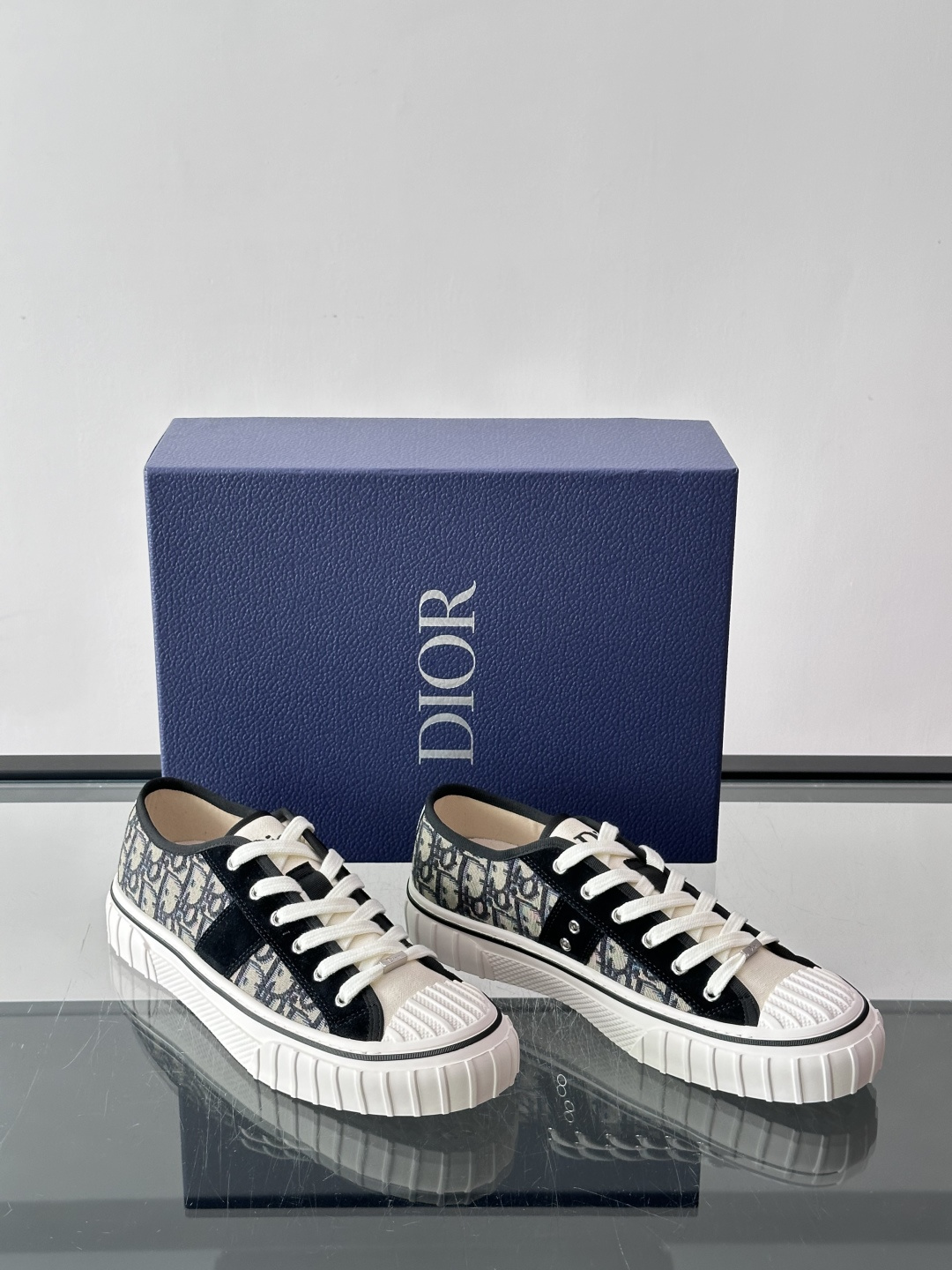 Dior HooPer 底帮运动鞋 Oblique 印花面料和黑色绒面牛皮革 这款 Dior HooPer 高帮运动鞋由 Dior HooPer 底帮运动鞋 Oblique 印花面料和黑色绒面牛皮革 这款 Dior HooPer 高帮运动鞋由