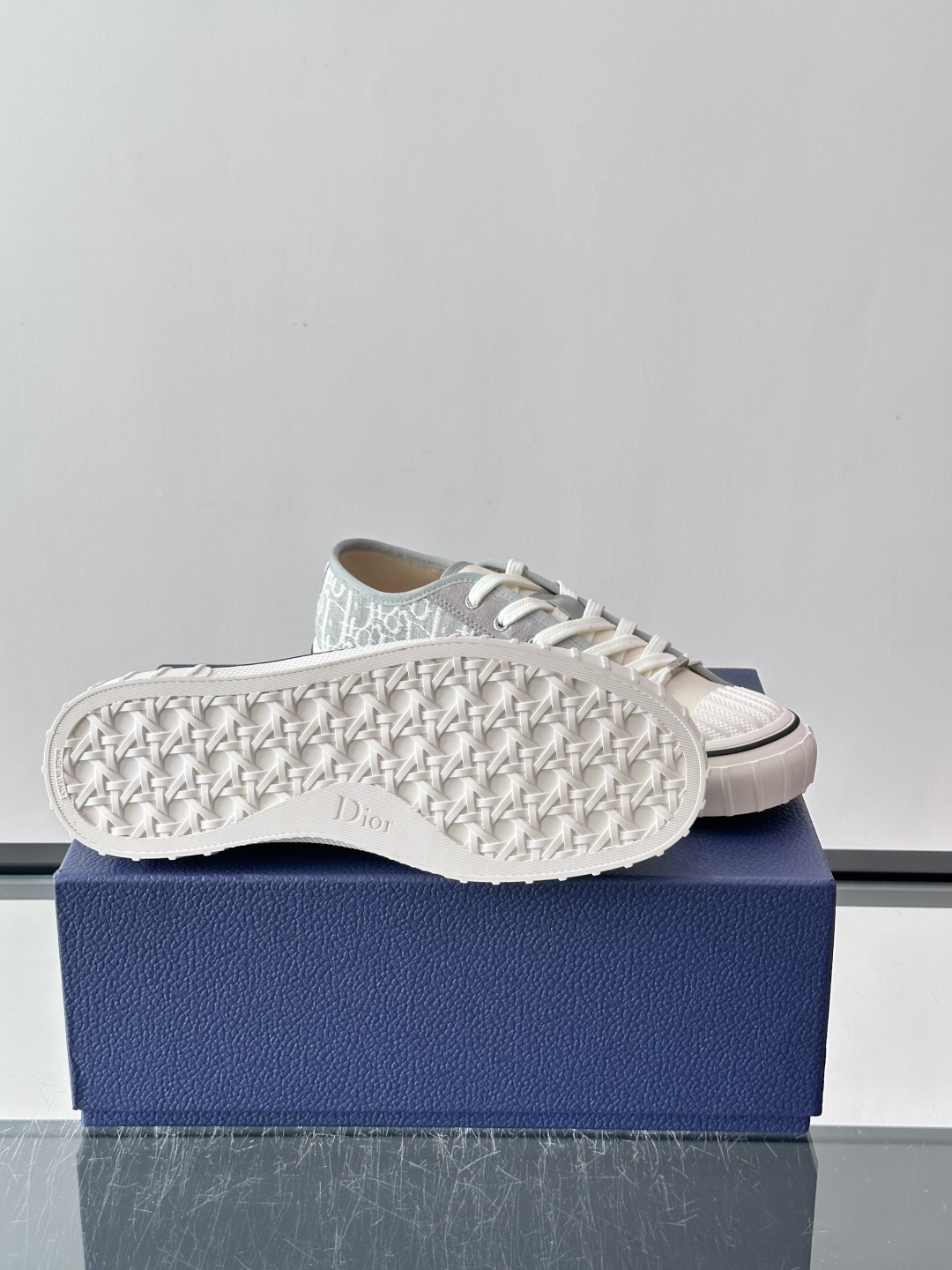 Dior HooPer 底帮运动鞋 Oblique 印花面料和黑色绒面牛皮革 这款 Dior HooPer 高帮运动鞋由