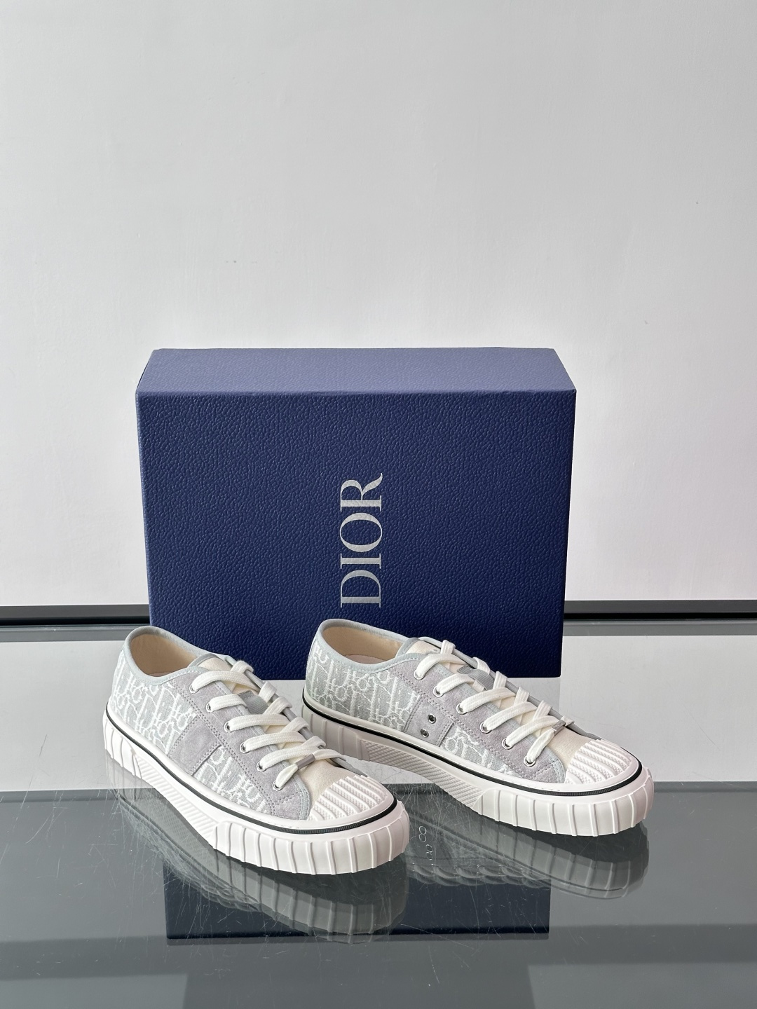 Dior HooPer 底帮运动鞋 Oblique 印花面料和黑色绒面牛皮革 这款 Dior HooPer 高帮运动鞋由