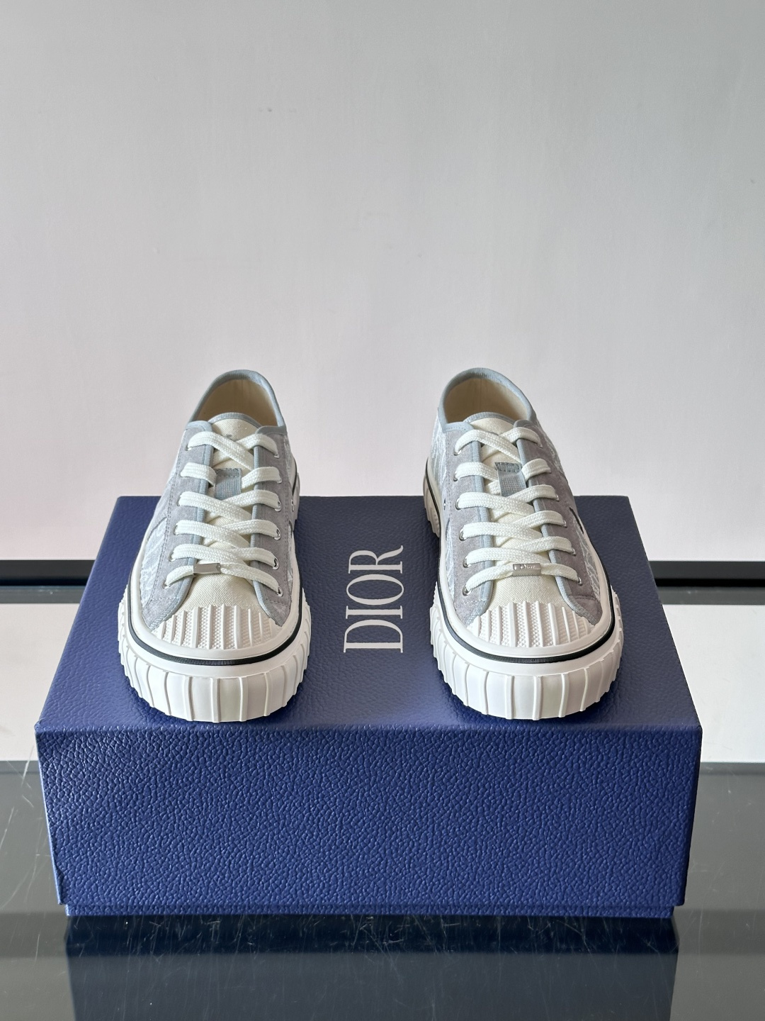 Dior HooPer 底帮运动鞋 Oblique 印花面料和黑色绒面牛皮革 这款 Dior HooPer 高帮运动鞋由