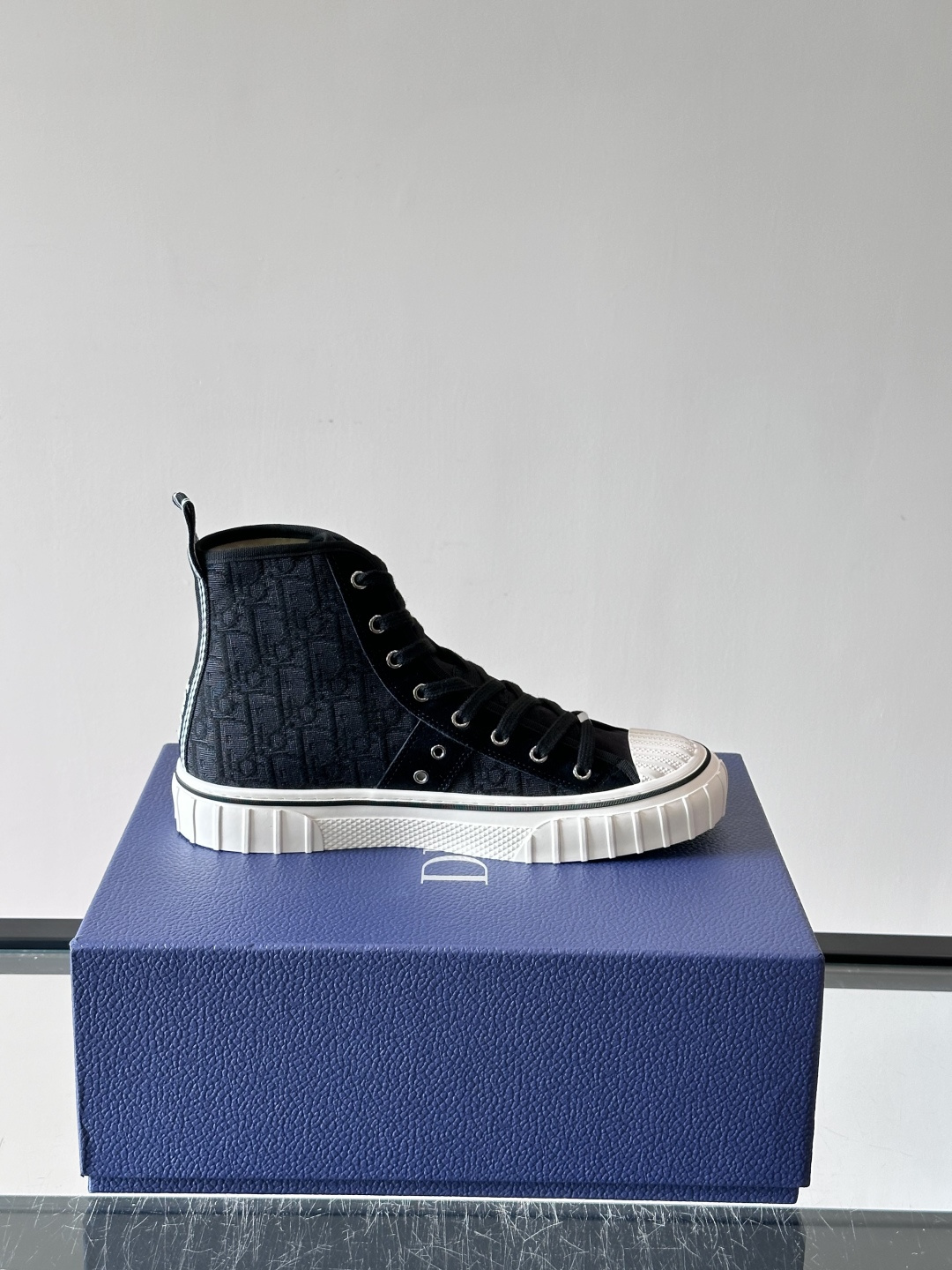 Dior HooPer 高帮运动鞋 Oblique 印花面料和黑色绒面牛皮革 这款 Dior HooPer 高帮运动鞋由 Dior HooPer 高帮运动鞋 Oblique 印花面料和黑色绒面牛皮革 这款 Dior HooPer 高帮运动鞋由