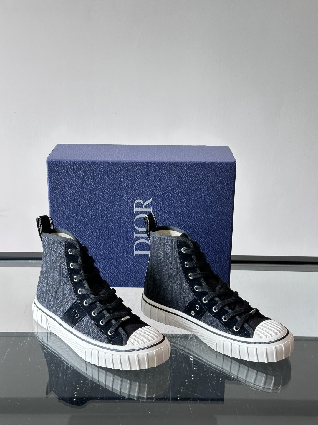 Dior HooPer 高帮运动鞋 Oblique 印花面料和黑色绒面牛皮革 这款 Dior HooPer 高帮运动鞋由 Dior HooPer 高帮运动鞋 Oblique 印花面料和黑色绒面牛皮革 这款 Dior HooPer 高帮运动鞋由