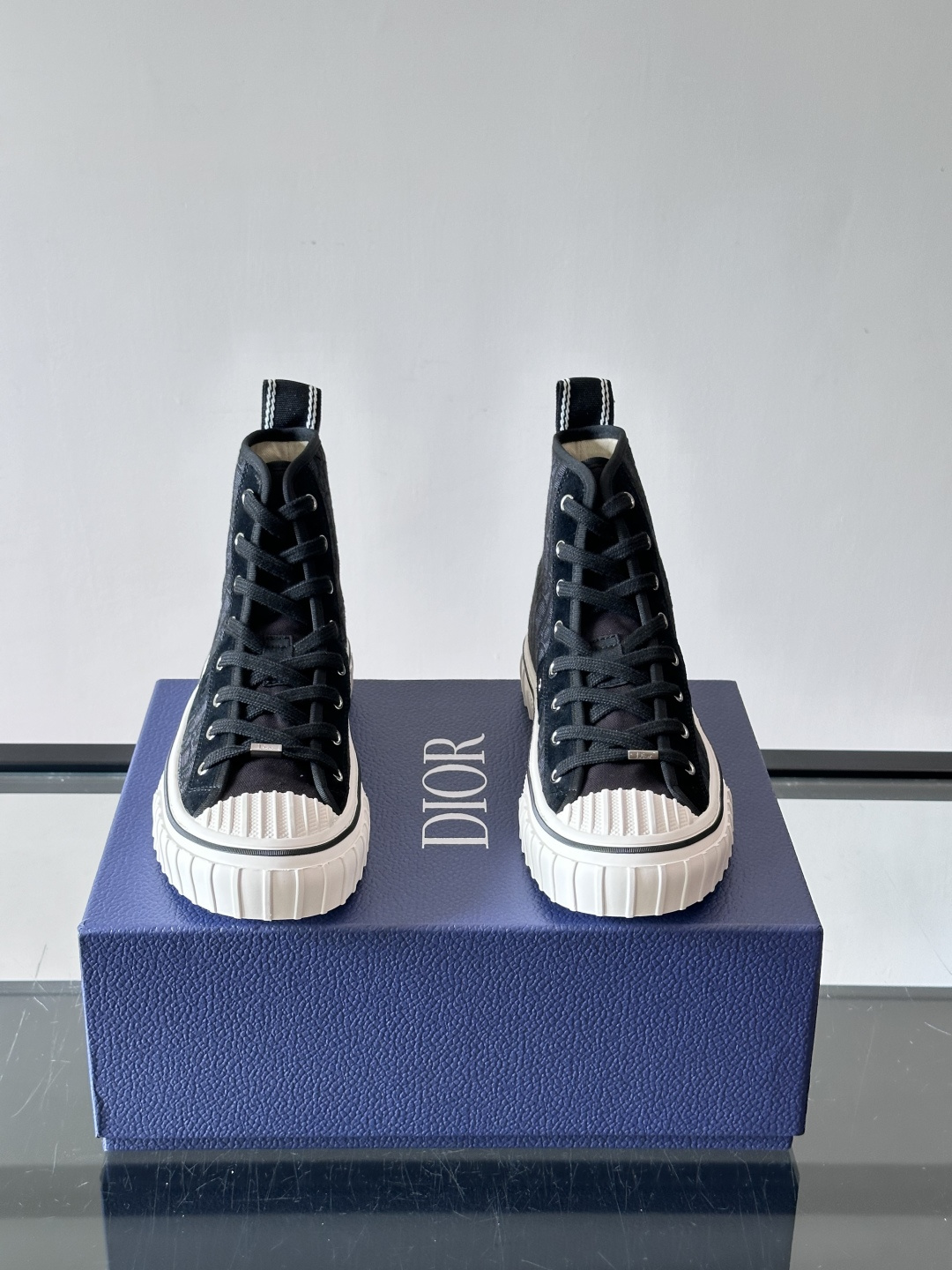 Dior HooPer 高帮运动鞋 Oblique 印花面料和黑色绒面牛皮革 这款 Dior HooPer 高帮运动鞋由 Dior HooPer 高帮运动鞋 Oblique 印花面料和黑色绒面牛皮革 这款 Dior HooPer 高帮运动鞋由