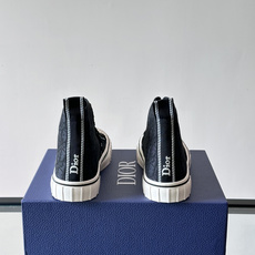 Dior HooPer 高帮运动鞋 Oblique 印花面料和黑色绒面牛皮革 这款 Dior HooPer 高帮运动鞋由 Dior HooPer 高帮运动鞋 Oblique 印花面料和黑色绒面牛皮革 这款 Dior HooPer 高帮运动鞋由