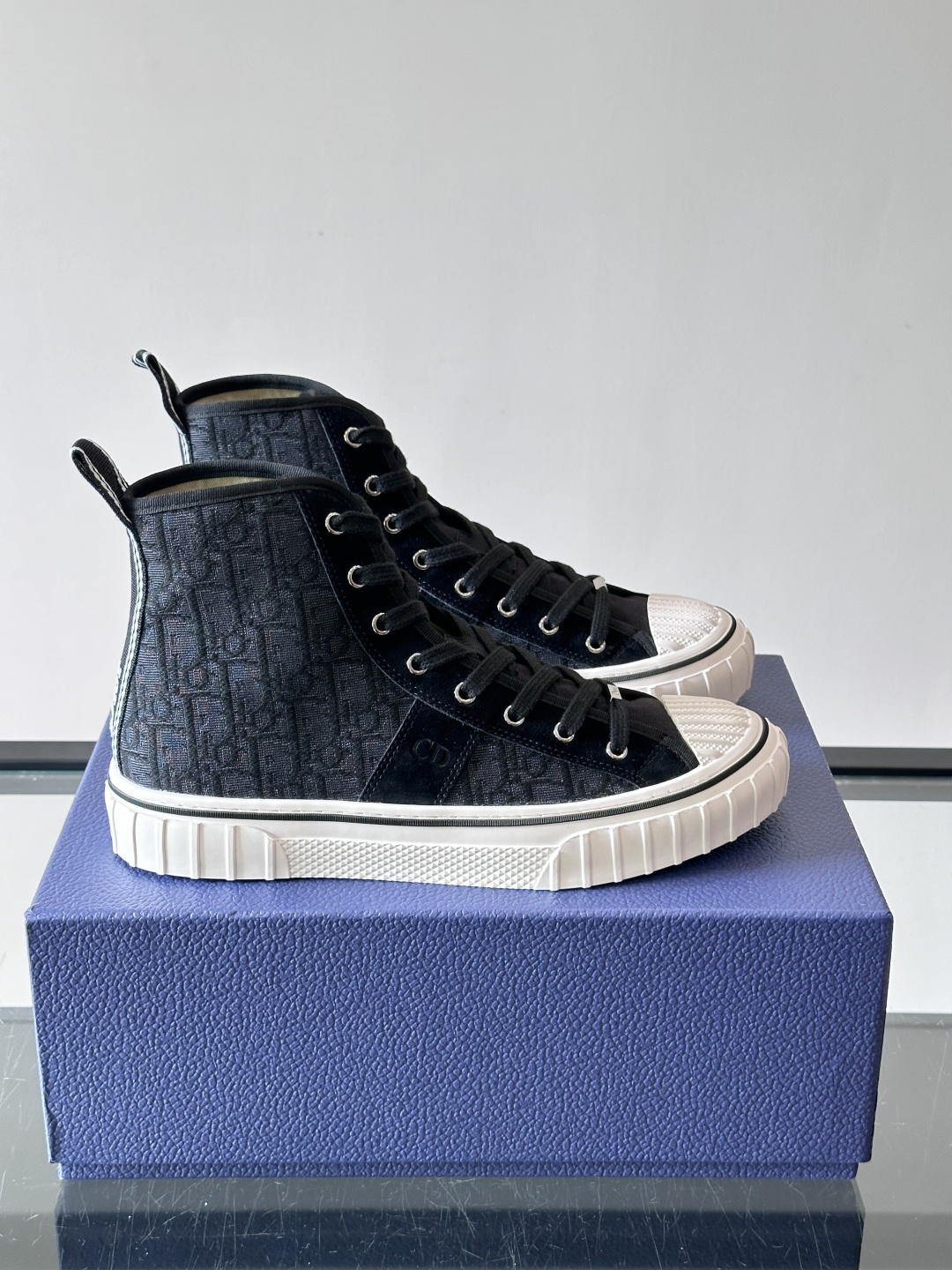 Dior HooPer 高帮运动鞋 Oblique 印花面料和黑色绒面牛皮革 这款 Dior HooPer 高帮运动鞋由