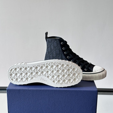 Dior HooPer 高帮运动鞋 Oblique 印花面料和黑色绒面牛皮革 这款 Dior HooPer 高帮运动鞋由 Dior HooPer 高帮运动鞋 Oblique 印花面料和黑色绒面牛皮革 这款 Dior HooPer 高帮运动鞋由