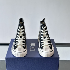 Dior HooPer 高帮运动鞋 Oblique 印花面料和黑色绒面牛皮革 这款 Dior HooPer 高帮运动鞋由 Dior HooPer 高帮运动鞋 Oblique 印花面料和黑色绒面牛皮革 这款 Dior HooPer 高帮运动鞋由