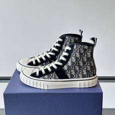 Dior HooPer 高帮运动鞋 Oblique 印花面料和黑色绒面牛皮革 这款 Dior HooPer 高帮运动鞋由 Dior HooPer 高帮运动鞋 Oblique 印花面料和黑色绒面牛皮革 这款 Dior HooPer 高帮运动鞋由