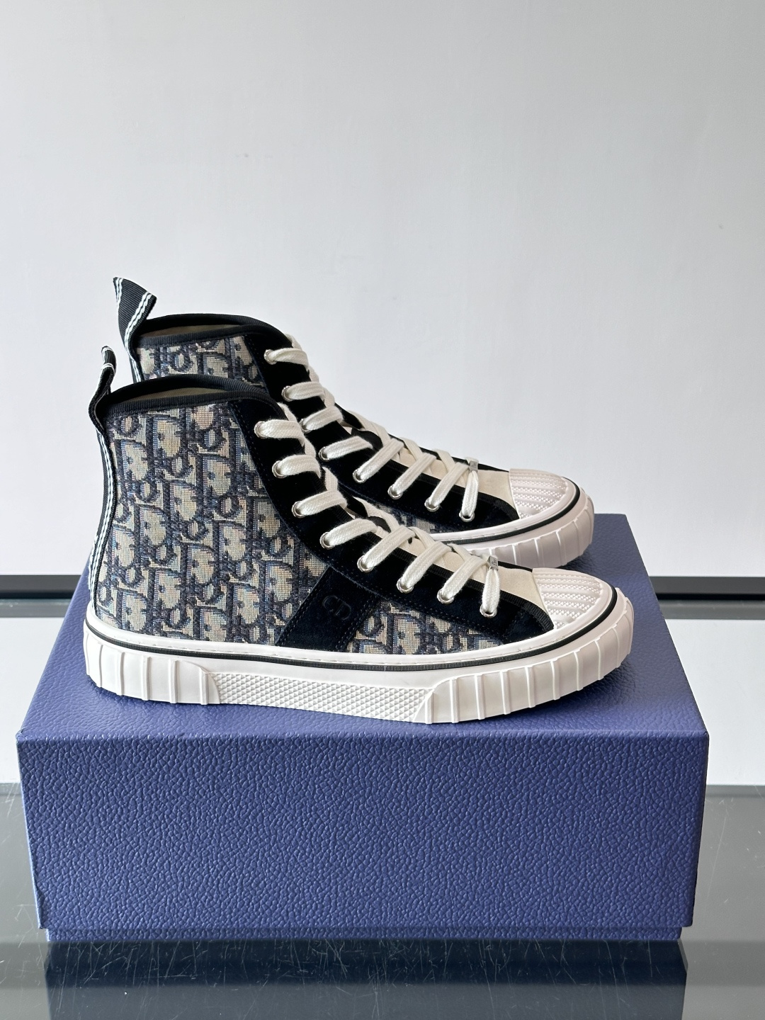 Dior HooPer 高帮运动鞋 Oblique 印花面料和黑色绒面牛皮革 这款 Dior HooPer 高帮运动鞋由