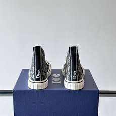 Dior HooPer 高帮运动鞋 Oblique 印花面料和黑色绒面牛皮革 这款 Dior HooPer 高帮运动鞋由 Dior HooPer 高帮运动鞋 Oblique 印花面料和黑色绒面牛皮革 这款 Dior HooPer 高帮运动鞋由