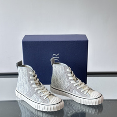 Dior HooPer 高帮运动鞋 Oblique 印花面料和黑色绒面牛皮革 这款 Dior HooPer 高帮运动鞋由 Dior HooPer 高帮运动鞋 Oblique 印花面料和黑色绒面牛皮革 这款 Dior HooPer 高帮运动鞋由
