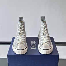 Dior HooPer 高帮运动鞋 Oblique 印花面料和黑色绒面牛皮革 这款 Dior HooPer 高帮运动鞋由 Dior HooPer 高帮运动鞋 Oblique 印花面料和黑色绒面牛皮革 这款 Dior HooPer 高帮运动鞋由