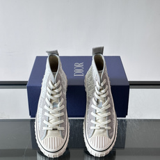Dior HooPer 高帮运动鞋 Oblique 印花面料和黑色绒面牛皮革 这款 Dior HooPer 高帮运动鞋由 Dior HooPer 高帮运动鞋 Oblique 印花面料和黑色绒面牛皮革 这款 Dior HooPer 高帮运动鞋由