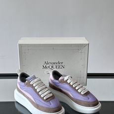 Alexander McQueen SPrint Runner跑鞋采用撞色设计,鞋面融合织物、麂皮和网布,透气又有质感。 Alexander McQueen SPrint Runner跑鞋采用撞色设计,鞋面融合织物、麂皮和网布,透气又有质感。