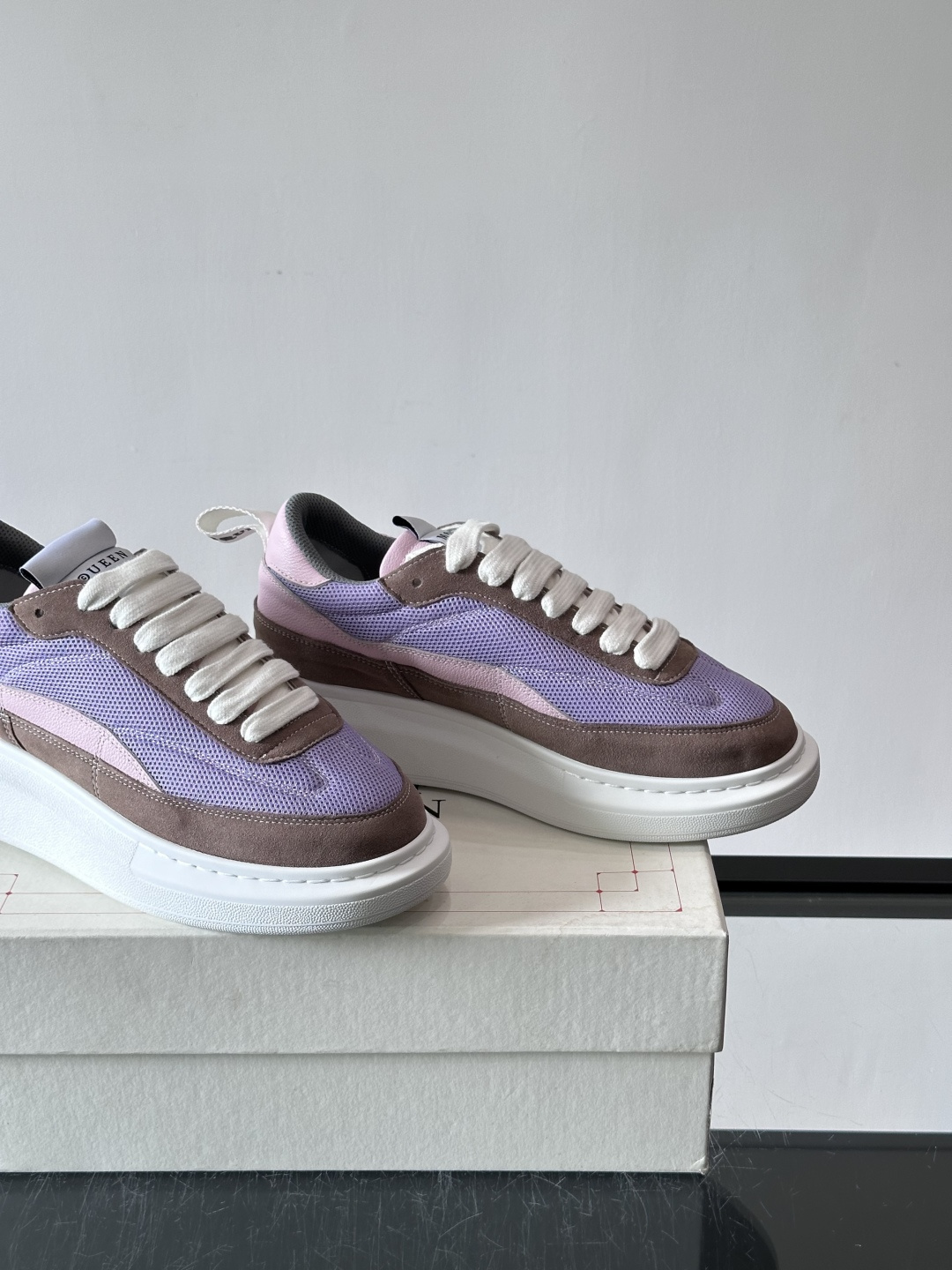 Alexander McQueen SPrint Runner跑鞋采用撞色设计,鞋面融合织物、麂皮和网布,透气又有质感。 Alexander McQueen SPrint Runner跑鞋采用撞色设计,鞋面融合织物、麂皮和网布,透气又有质感。