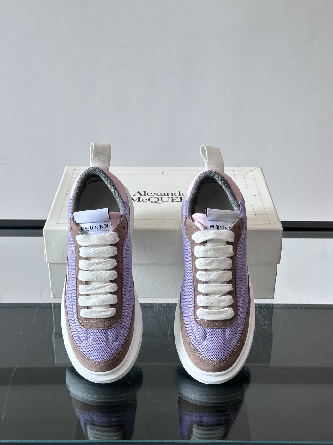 Alexander McQueen SPrint Runner跑鞋采用撞色设计,鞋面融合织物、麂皮和网布,透气又有质感。 Alexander McQueen SPrint Runner跑鞋采用撞色设计,鞋面融合织物、麂皮和网布,透气又有质感。
