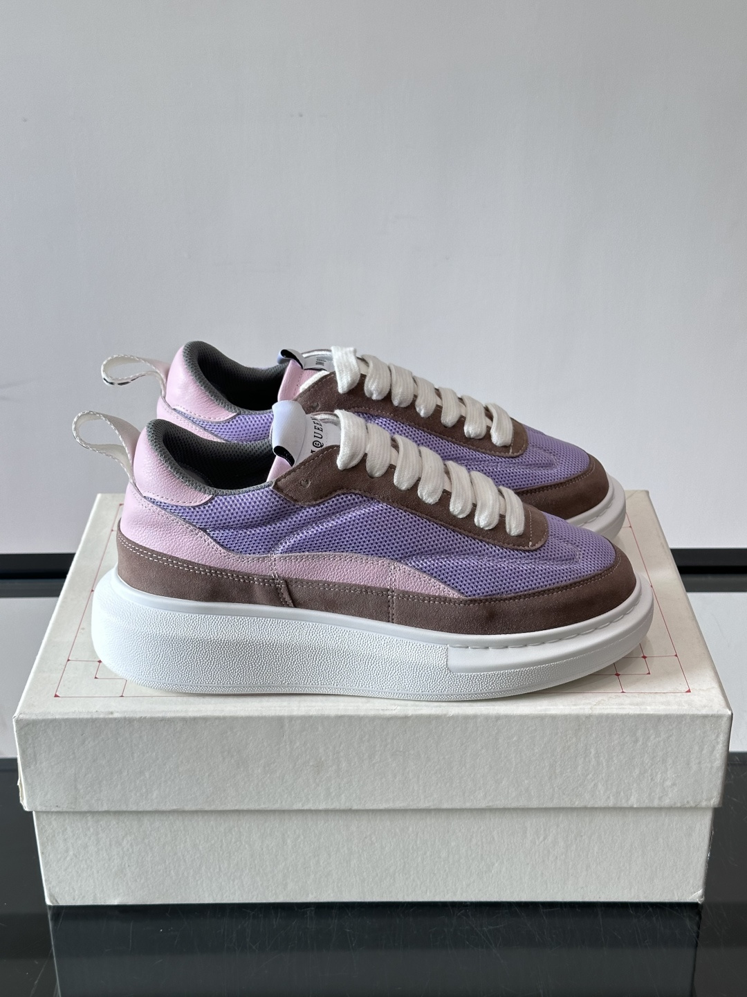 Alexander McQueen SPrint Runner跑鞋采用撞色设计，鞋面融合织物、麂皮和网布，透气又有质感。