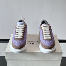 Alexander McQueen SPrint Runner跑鞋采用撞色设计,鞋面融合织物、麂皮和网布,透气又有质感。 Alexander McQueen SPrint Runner跑鞋采用撞色设计,鞋面融合织物、麂皮和网布,透气又有质感。