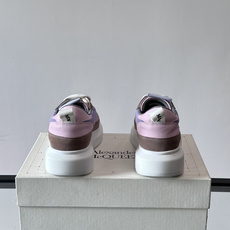 Alexander McQueen SPrint Runner跑鞋采用撞色设计,鞋面融合织物、麂皮和网布,透气又有质感。 Alexander McQueen SPrint Runner跑鞋采用撞色设计,鞋面融合织物、麂皮和网布,透气又有质感。