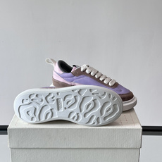 Alexander McQueen SPrint Runner跑鞋采用撞色设计,鞋面融合织物、麂皮和网布,透气又有质感。 Alexander McQueen SPrint Runner跑鞋采用撞色设计,鞋面融合织物、麂皮和网布,透气又有质感。