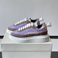 Alexander McQueen SPrint Runner跑鞋采用撞色设计,鞋面融合织物、麂皮和网布,透气又有质感。 Alexander McQueen SPrint Runner跑鞋采用撞色设计,鞋面融合织物、麂皮和网布,透气又有质感。