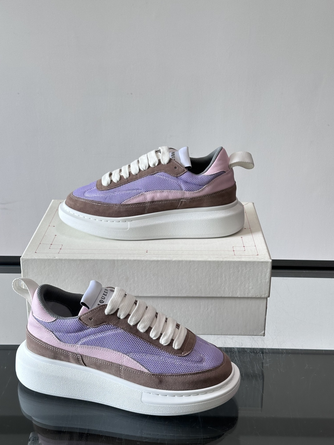 Alexander McQueen SPrint Runner跑鞋采用撞色设计,鞋面融合织物、麂皮和网布,透气又有质感。 Alexander McQueen SPrint Runner跑鞋采用撞色设计,鞋面融合织物、麂皮和网布,透气又有质感。