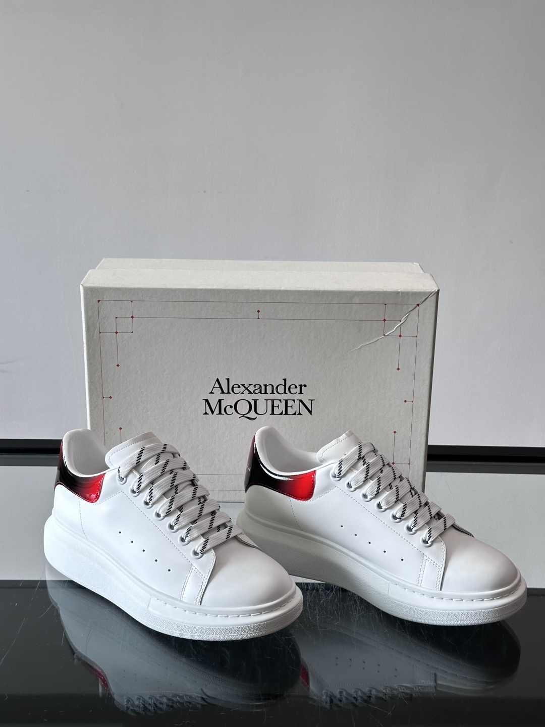 Alexander McQueen厚底板鞋 🖤这款Alexander McQueen厚底板鞋,简约又有辨识度!厚底设 Alexander McQueen厚底板鞋 🖤这款Alexander McQueen厚底板鞋,简约又有辨识度!厚底设