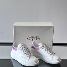 Alexander McQueen厚底板鞋 🖤这款Alexander McQueen厚底板鞋,简约又有辨识度!厚底设 Alexander McQueen厚底板鞋 🖤这款Alexander McQueen厚底板鞋,简约又有辨识度!厚底设