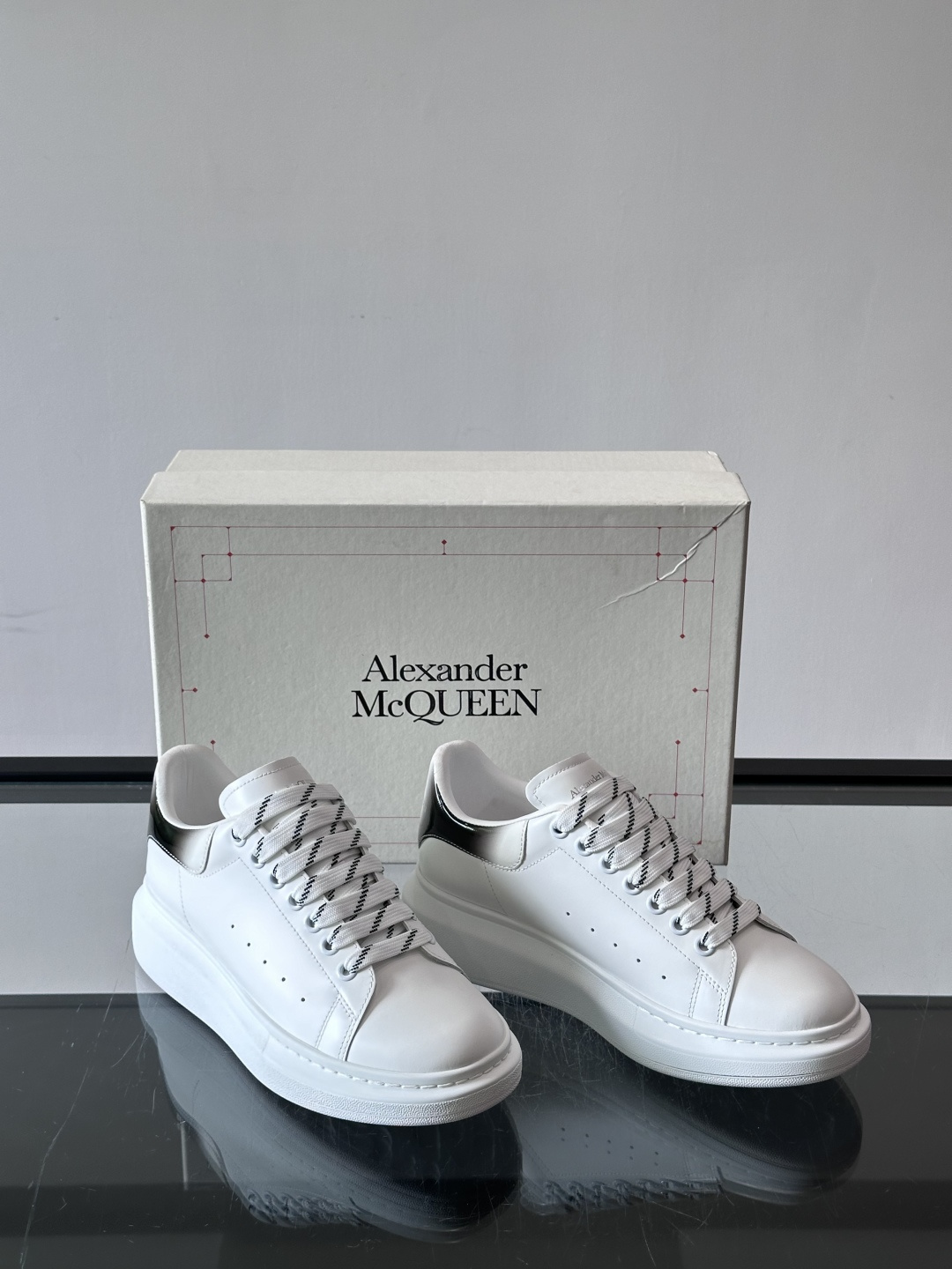 Alexander McQueen厚底板鞋 🖤这款Alexander McQueen厚底板鞋,简约又有辨识度!厚底设 Alexander McQueen厚底板鞋 🖤这款Alexander McQueen厚底板鞋,简约又有辨识度!厚底设