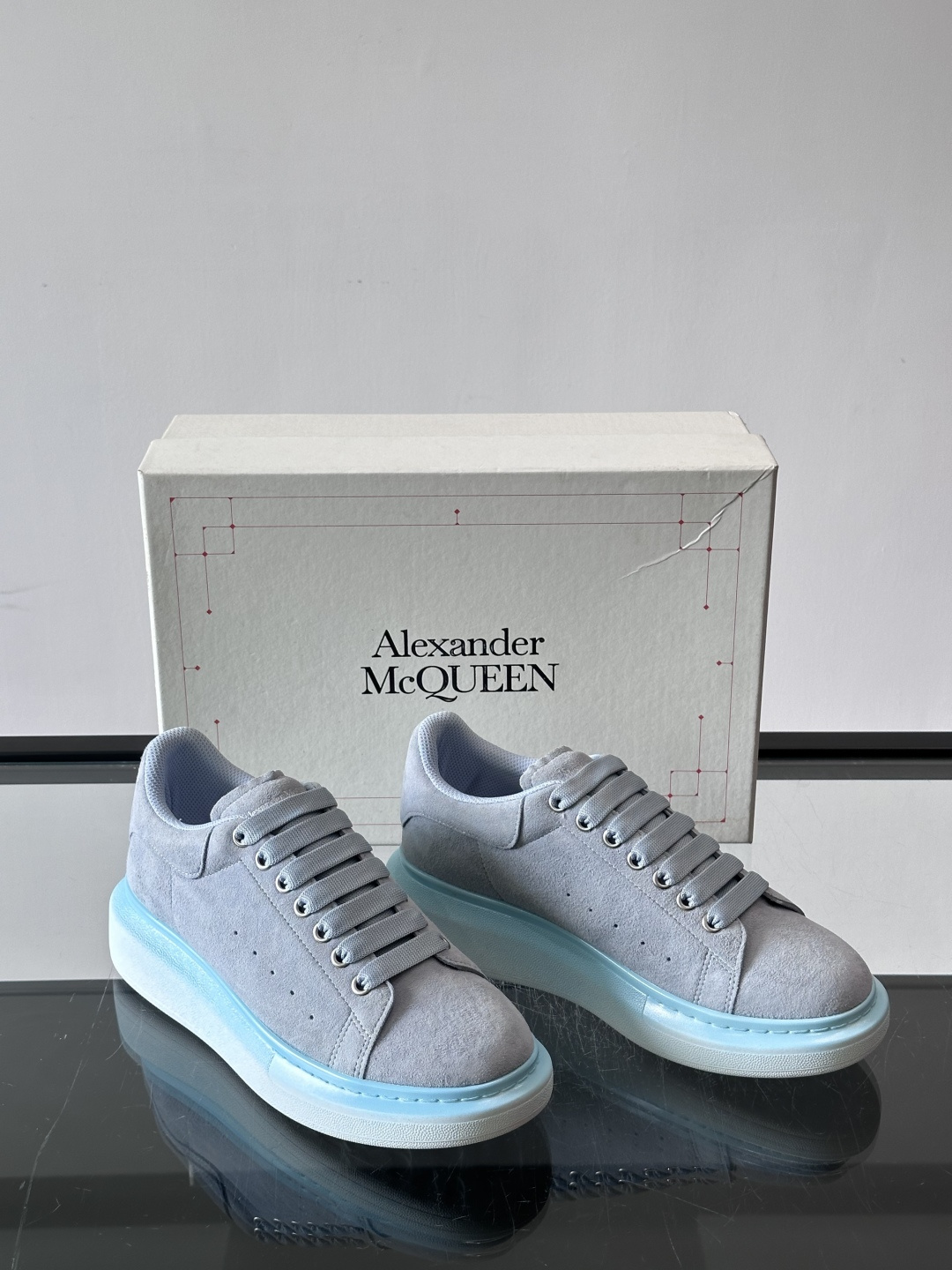Alexander McQueen经典老爹鞋,采用麂皮,层次感满满,质感高级✨。厚底设计,白色EVA材质,缓震又增高,日 Alexander McQueen经典老爹鞋,采用麂皮,层次感满满,质感高级✨。厚底设计,白色EVA材质,缓震又增高,日