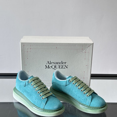 Alexander McQueen经典老爹鞋,采用麂皮,层次感满满,质感高级✨。厚底设计,白色EVA材质,缓震又增高,日 Alexander McQueen经典老爹鞋,采用麂皮,层次感满满,质感高级✨。厚底设计,白色EVA材质,缓震又增高,日